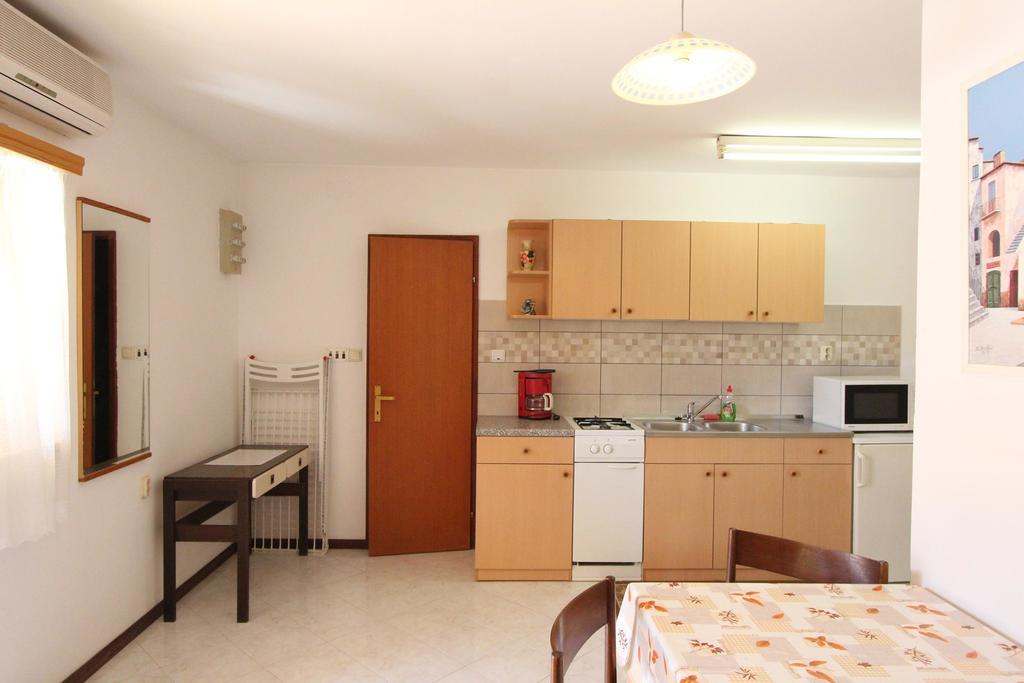 Room And Apartments Mariza Rovinj Bagian luar foto