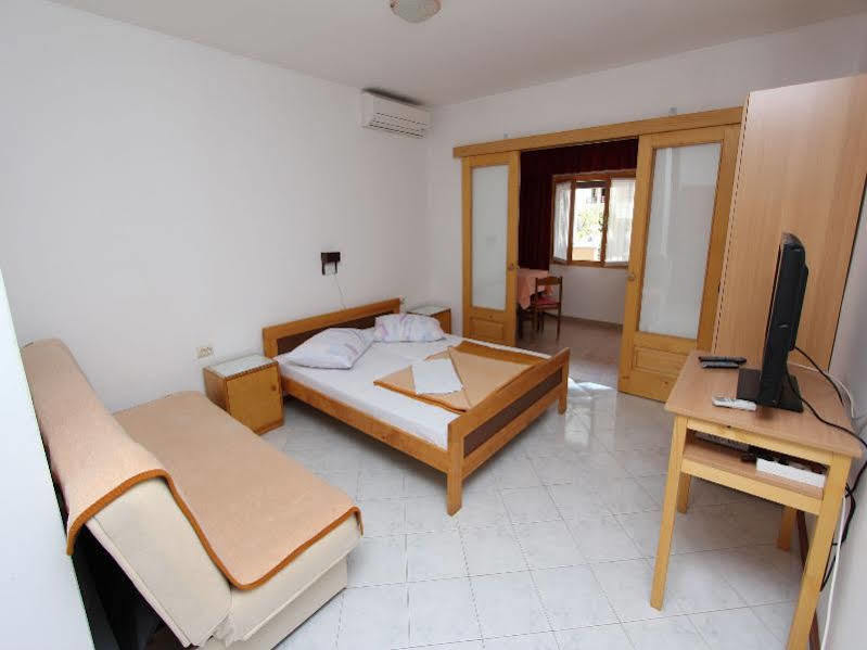 Room And Apartments Mariza Rovinj Bagian luar foto